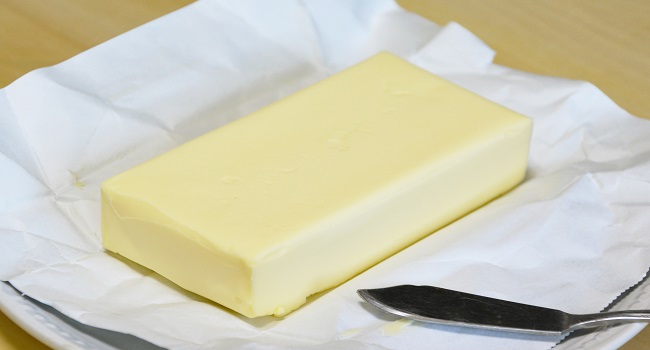 バターとマーガリンの違いとは？バターをマーガリンで代用できるのかどうかや使い分けについても解説。