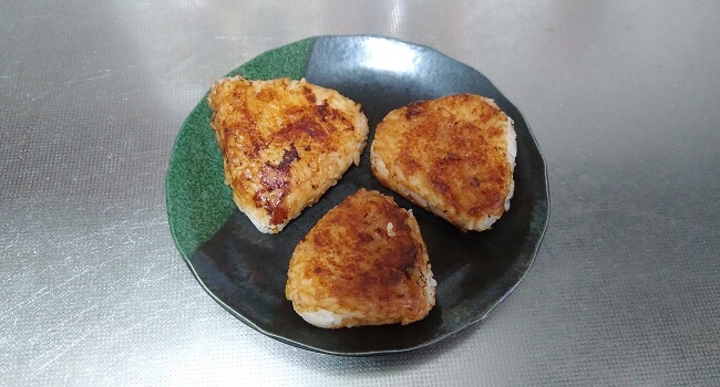 香ばしくて美味しい！味噌醤油「焼きおにぎり」のレシピ。