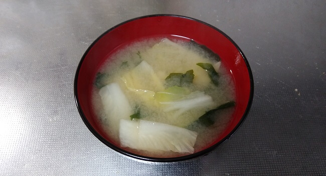 「白菜」と「わかめ」の味噌汁のレシピ