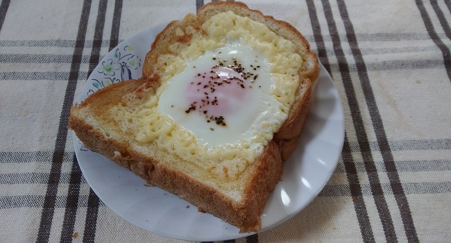 電子レンジで簡単！目玉焼きトーストのレシピ。